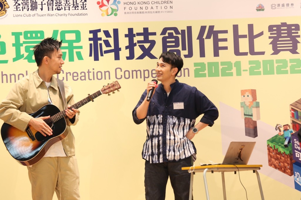 外國長大的Byron(左)因記中文詞搞到甩嘴。