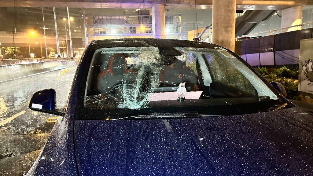 私家車車頭擋風玻璃破裂。 私家車車頭擋風玻璃破裂。