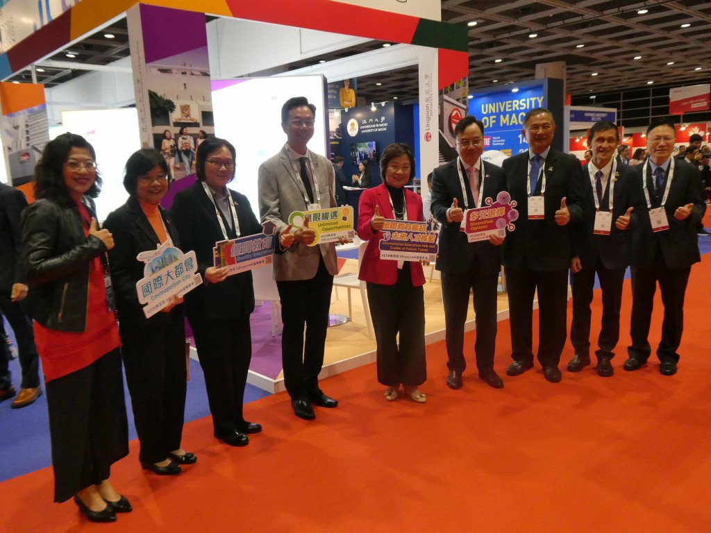 教育局局長蔡若蓮（中）、中大校長盧煜明（右四）等人在活動開始前合照。歐文瀚攝