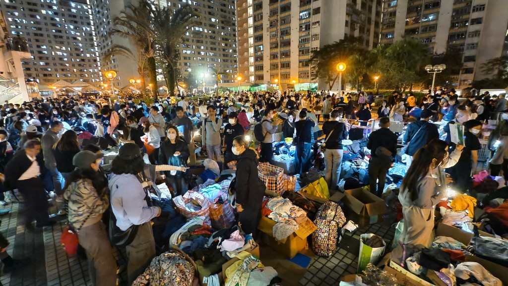 多名熱心市民帶同大量物資到廣福商場平台派發。