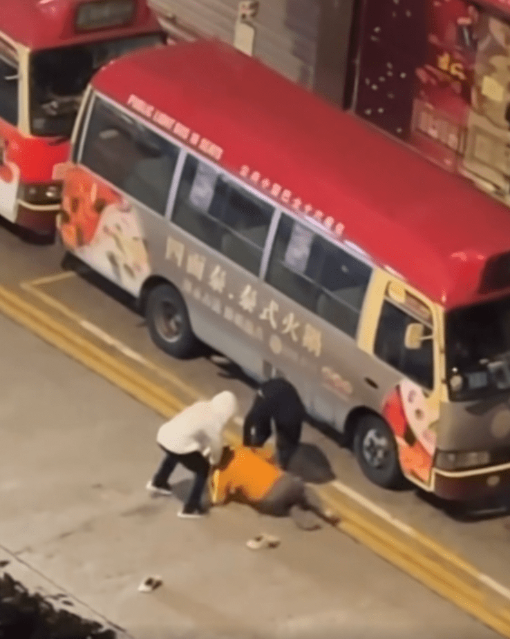 黑白兩人持續拳打腳踢,場面混亂。fb「車cam L(香港群組)」 黑白兩人持續拳打腳踢,場面混亂。fb「車cam L(香港群組)」