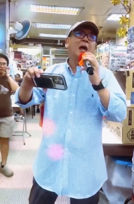 周國豐的哥哥去年已在同一酒家為弟弟獻唱《上海灘》。 周國豐的哥哥去年已在同一酒家為弟弟獻唱《上海灘》。