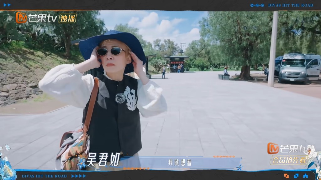 吳君如在返回旅遊巴途中雙手緊抱太陽穴，劇烈頭痛讓她眉頭深鎖、舉步維艱。