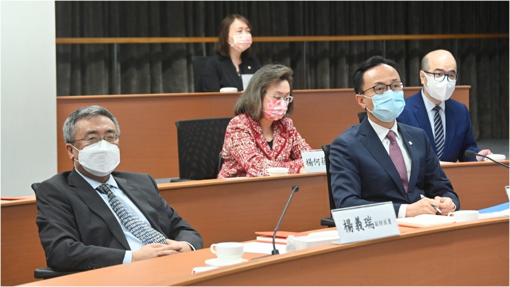 外交部駐香港特別行政區特派員公署副特派員楊義瑞（前排左）、公務員事務局局長聶德權（前排右）和公務員事務局常任秘書長楊何蓓茵（第二排左）出席講座。政府新聞處