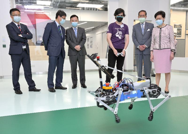 林鄭月娥參觀學校設施及創科成果。政府新聞處圖片