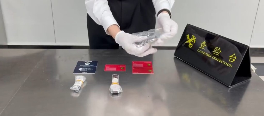 一名黑衣女经罗湖口岸北上过关时,被发现胸藏3只名表。海关发布 一名黑衣女经罗湖口岸北上过关时,被发现胸藏3只名表。海关发布