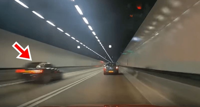 平治私家車高速駛入大欖隧道。fb：香港突發事故報料區