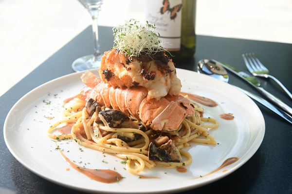 XO醬龍蝦尾飲管粉 $238
微微辛辣的XO醬提升龍蝦的鮮甜味道，另飲管粉吸收龍蝦及醬汁精華，香濃滋味。