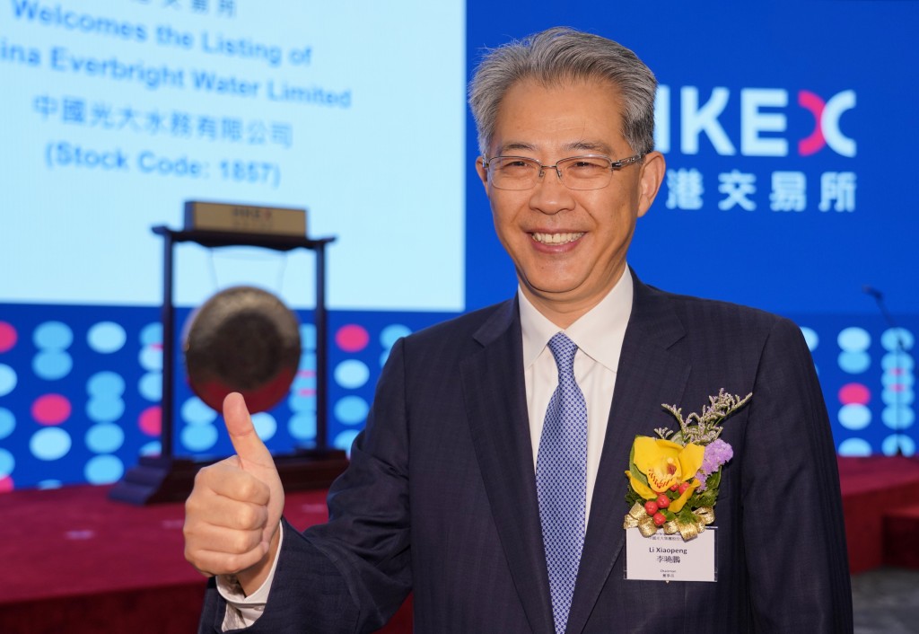 2019年5月时任中国光大集团董事长中国光大集团旗下的中国光大水务有限公司在香港交易所挂牌上市的仪式。中新社
