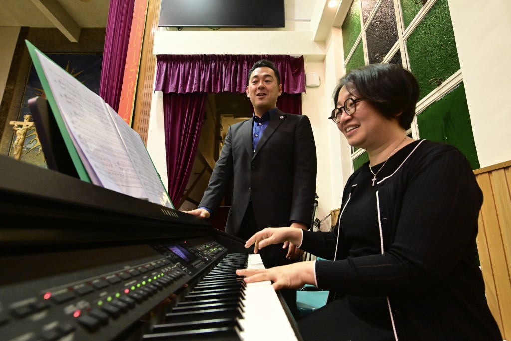 在1994年中七畢業、曾在玫瑰崗中學任教20年的中學教師鄭融婷(右)在重聚日「最後的一課」活動上，向出席者教授音樂課。