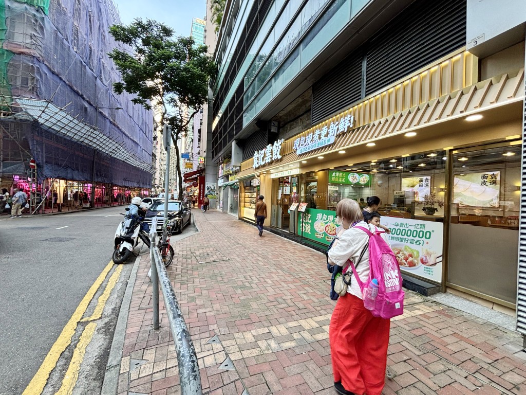 湾仔尚翘峰商业部分及地下B5号舖，以及1至2楼，作价4300万。