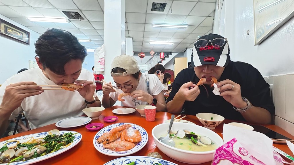 為了公平對比,主持們到訪另一間明碼實價的大店,食物品質與服務都好得多。 為了公平對比,主持們到訪另一間明碼實價的大店,食物品質與服務都好得多。