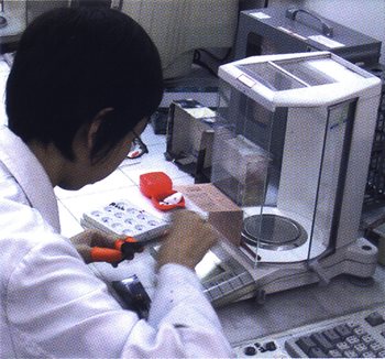 周生生於1980年代率先使用電腦驅動電子天秤，方便金飾量重及上貨牌； 又於生產金扣時，自動尋找金粒以湊成定重。既省力又減少錯誤。