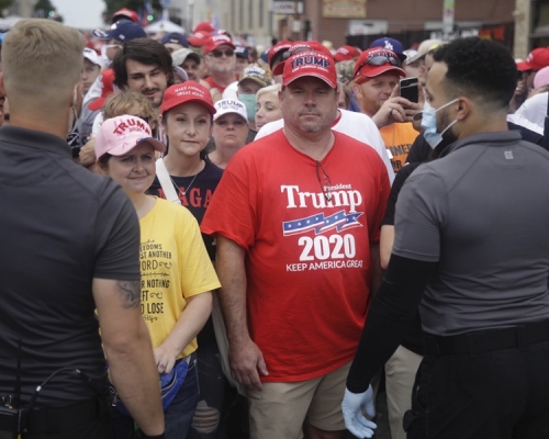 會上支持者大部份沒有戴口罩。AP 