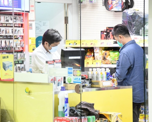 現場是元朗青山公路潭尾段壆圍一個油站便利店。