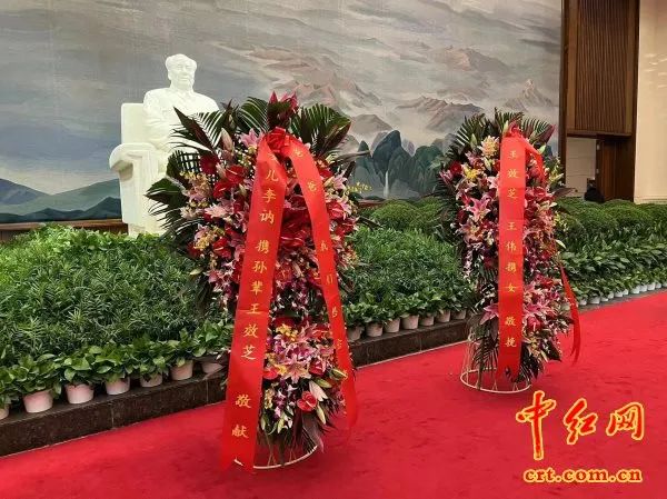 李訥及子女向毛主席紀念堂敬獻花圈，陳列在毛主席紀念堂大廳的毛主席塑像兩側。