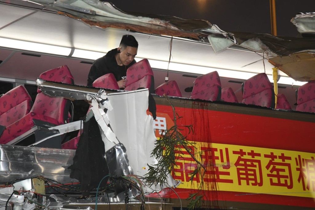 巴士車身損毀嚴重