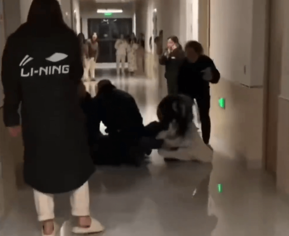 有女生幫忙制伏潛入的男子。 有女生幫忙制伏潛入的男子。