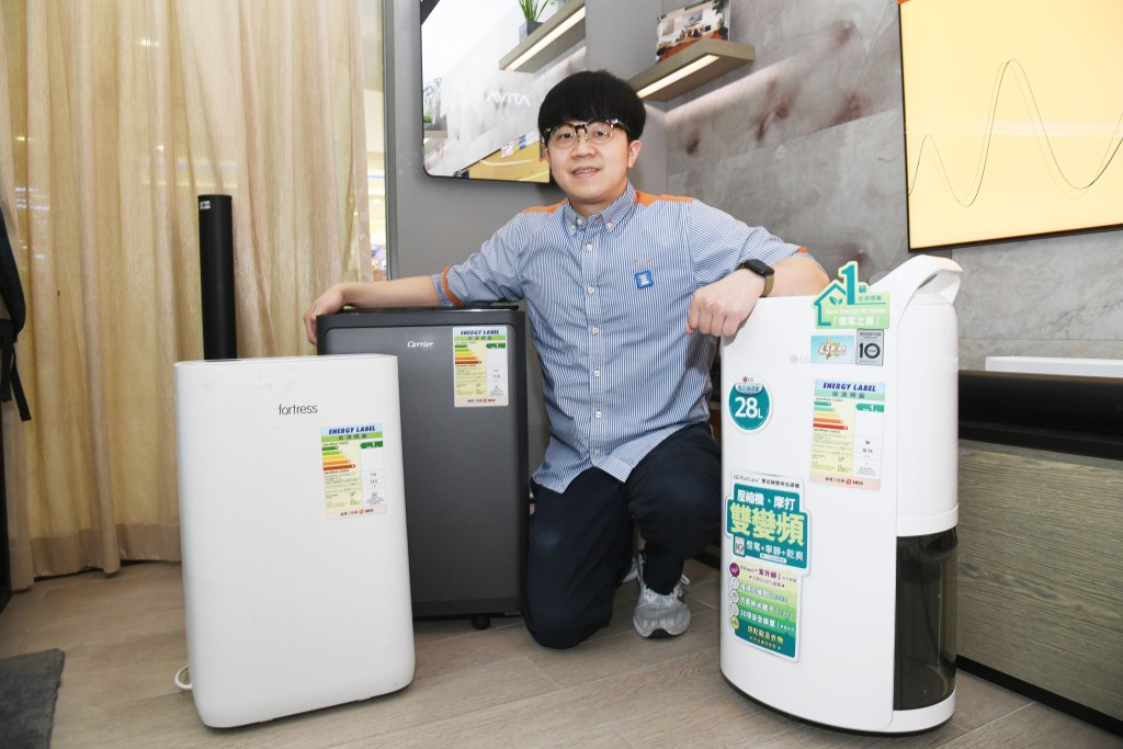 豐澤電器高級顧客服務顧問Mac  Chan指出在港主售壓縮式抽濕機，優點除耗電量低、抽濕範圍大，還有抽濕量高。