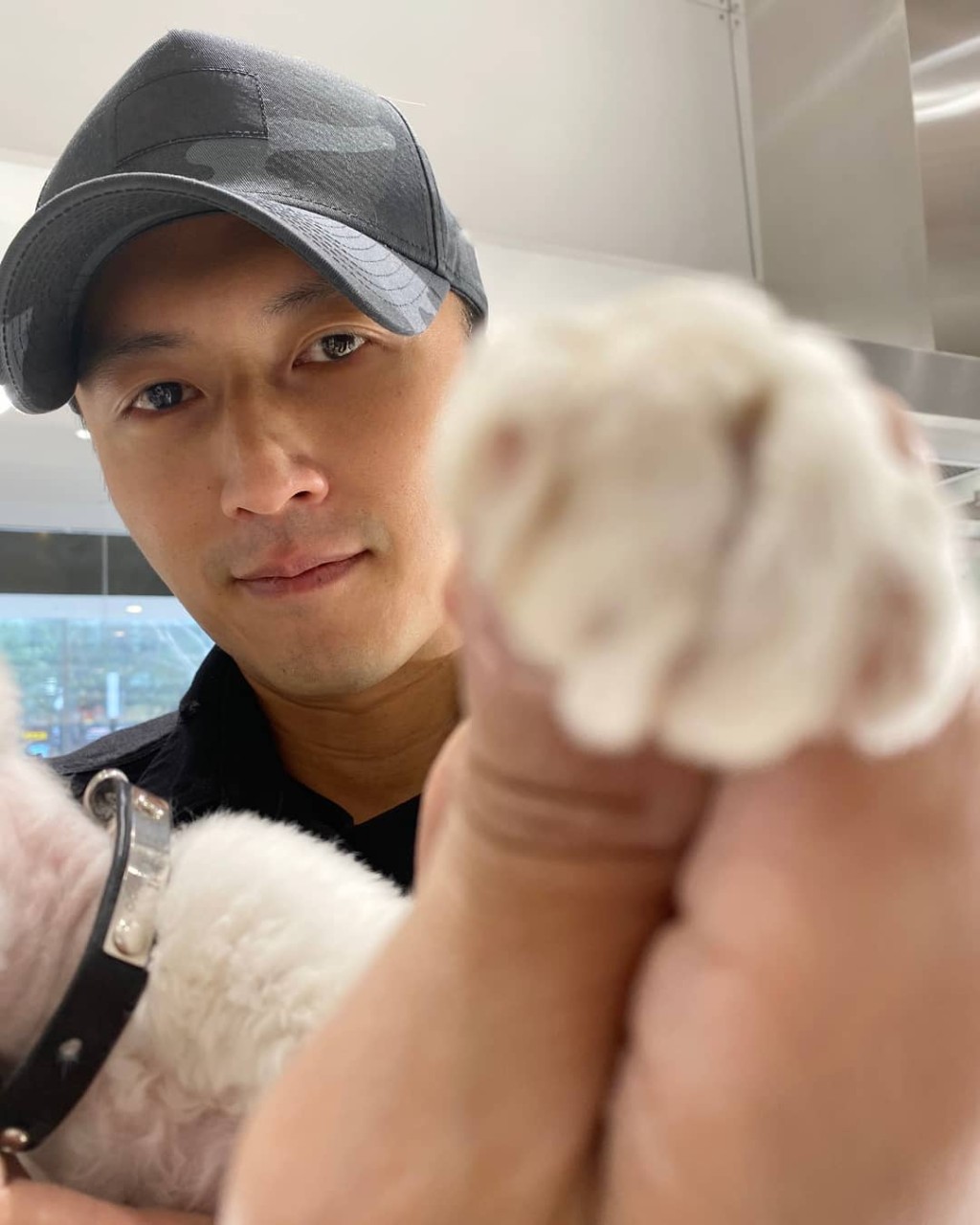 霆鋒捉住貓貓手同大家Say Hi！