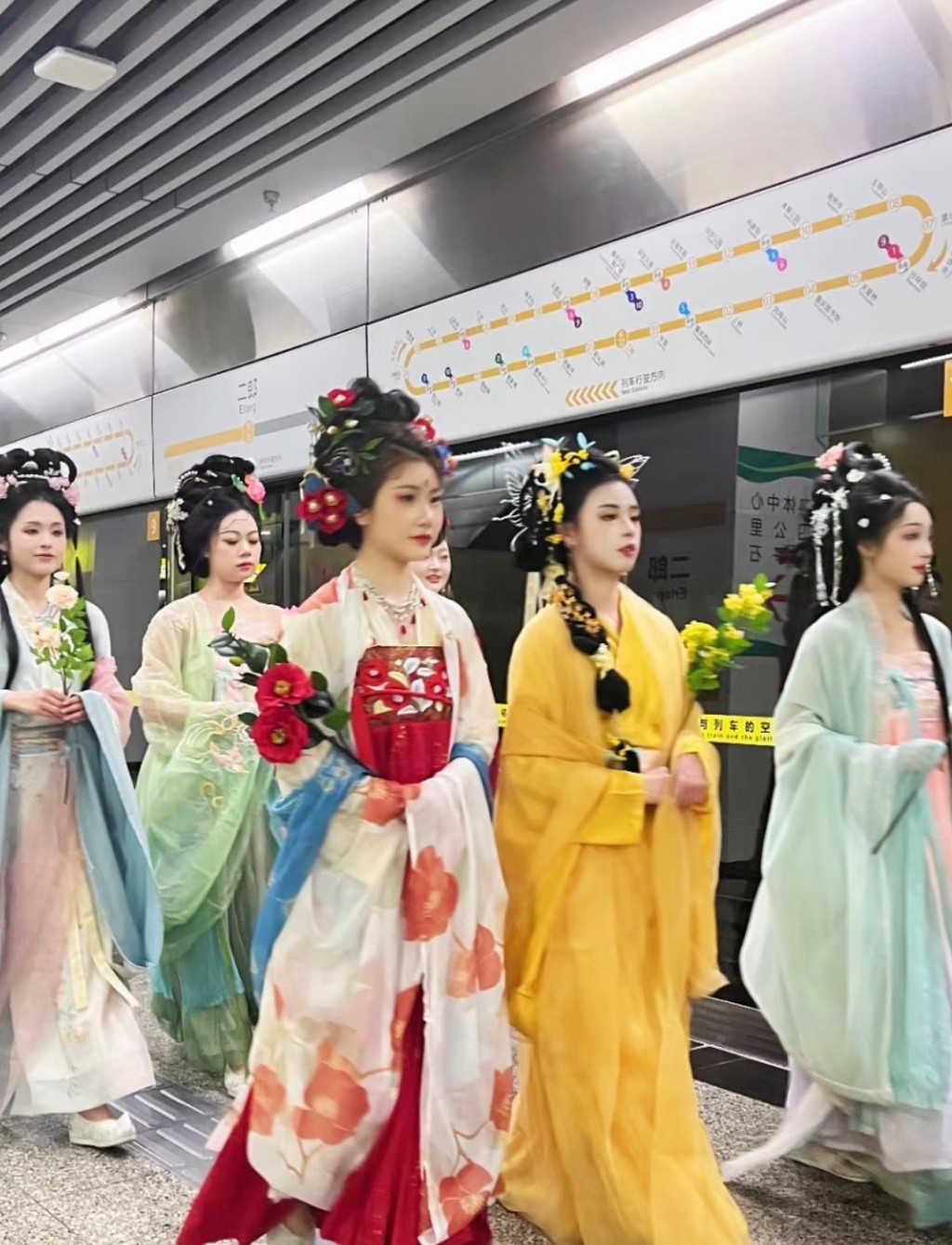 在地铁上穿着汉服（小红书）