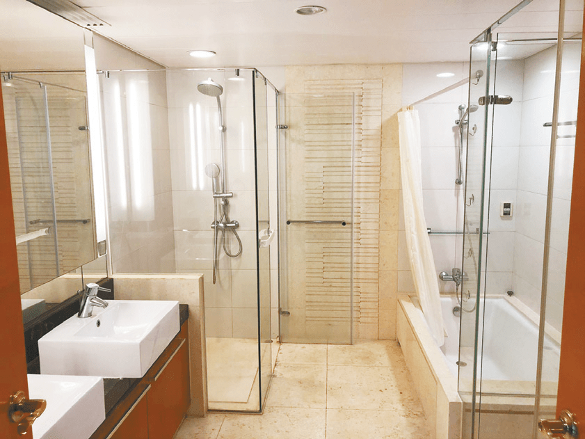 浴室企理簇新，设有镜柜方便收纳。
