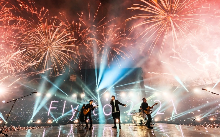 踏入2021年,五月天演唱會現場大放煙花。