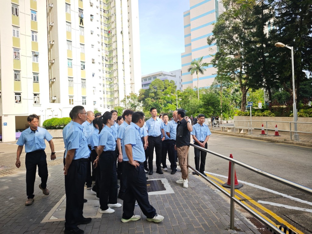 九龍灣麗晶花園亦引入外勞保安，今日（27日）開始逐步在屋苑服務。麗晶花園業主立案法團FB圖片