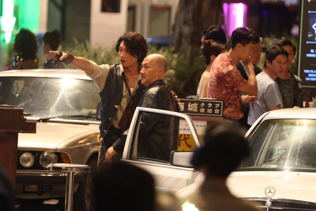 劉俊謙當投入角色，每逢見到有車駛至便立即上前截停，殷勤地替「老細」們開門打招呼。