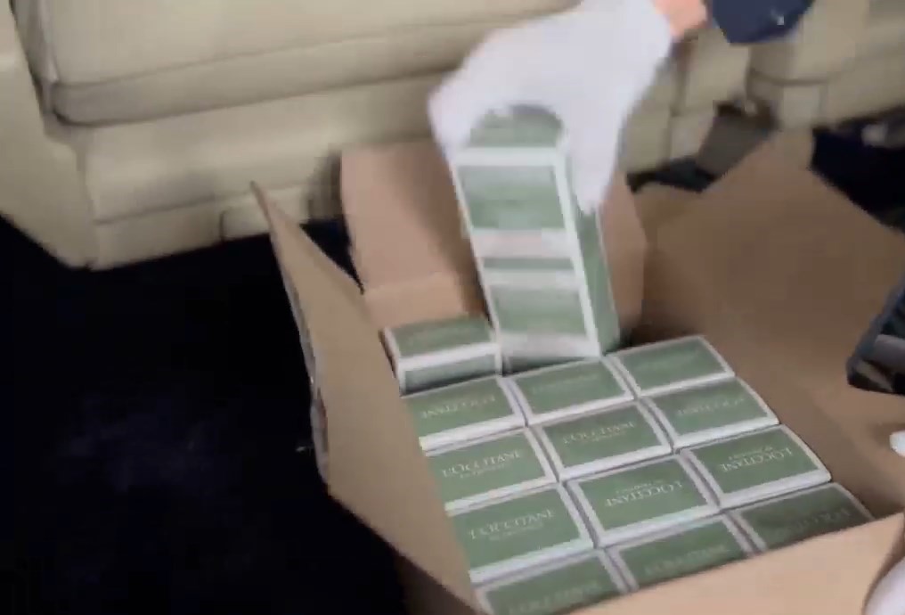 海關關員在該車內查獲化妝品、衣物鞋靴、手機、啤酒等共117件。微博@海關發布 海關關員在該車內查獲化妝品、衣物鞋靴、手機、啤酒等共117件。微博@海關發布