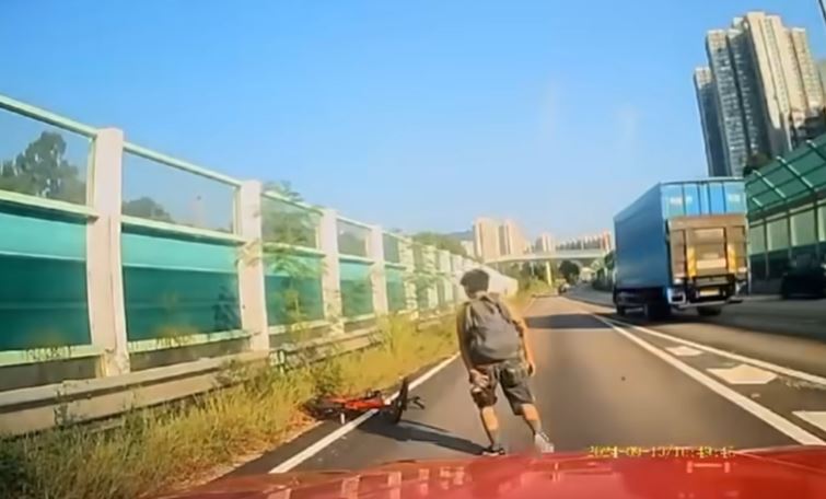 單車男走去查看單車。網片截圖