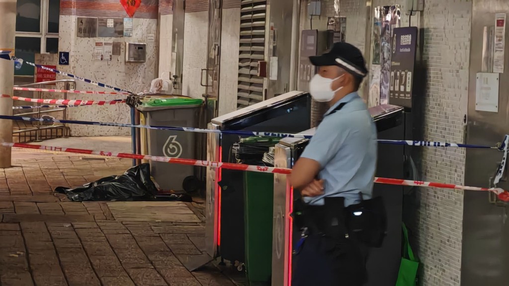 葵涌邨8旬男疑墮樓亡 單位內揭6旬女伏屍屋內。蔡楚輝攝