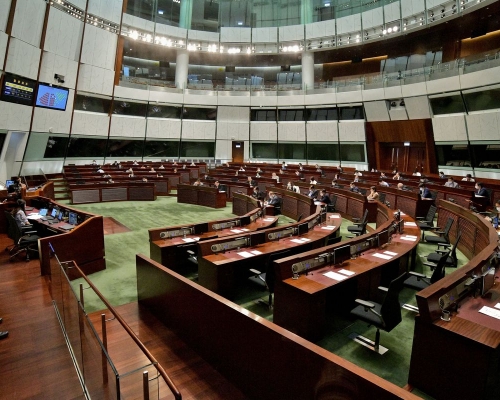 立法會昨三讀通過財政預算案，否決民主派52項修正案。