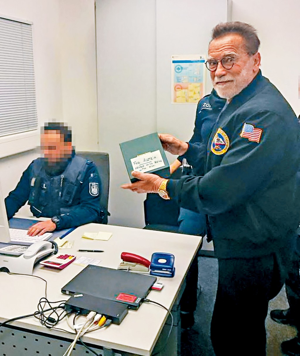 阿諾被德國海關扣留之初，還表現淡定，更拿着未報關的名錶錶盒對鏡頭微笑。