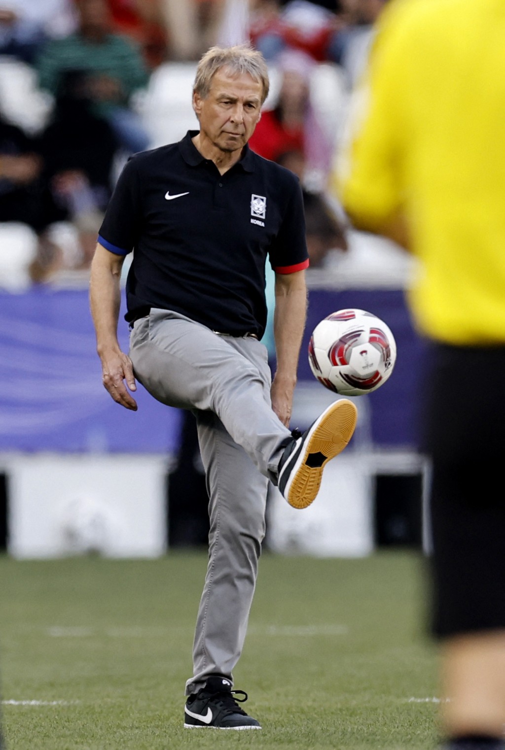 球员时代有「金色轰炸机」绰号的南韩国家队教练奇连士文在场边脚痕骚脚法。路透社