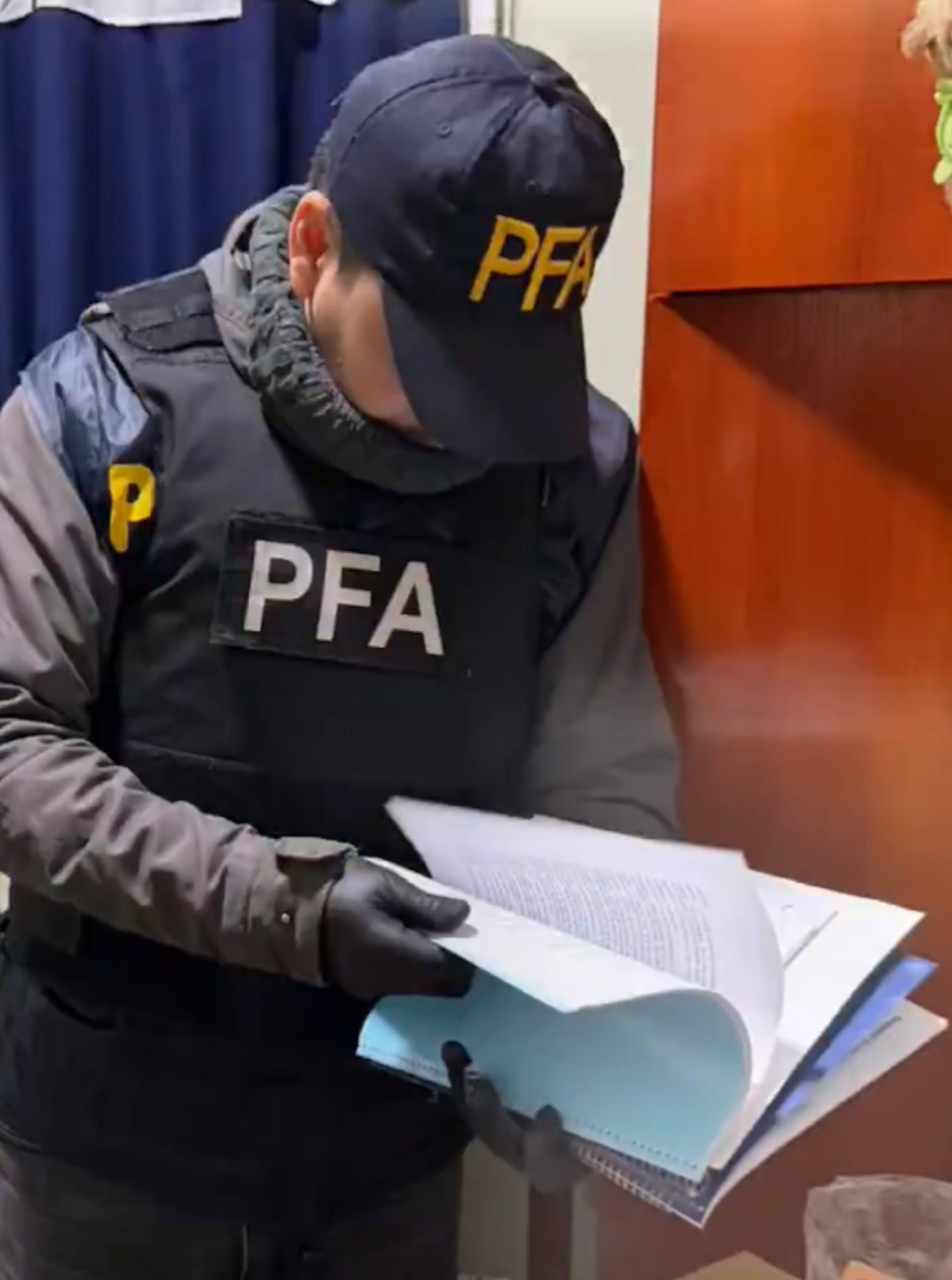 警方查扣了兩部手機以及其用於偽裝的面具。X@PFAOficial 警方查扣了兩部手機以及其用於偽裝的面具。X@PFAOficial