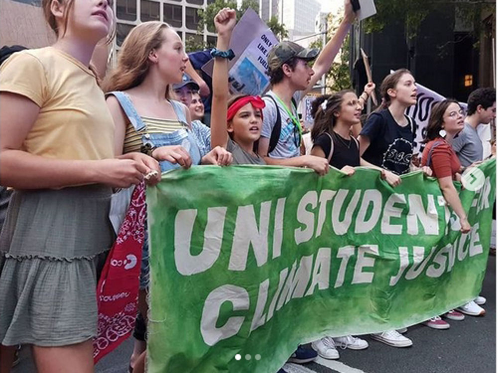 澳洲14歲女童Izzy 積極參與環保抗爭運動，成為媒體焦點。IG圖