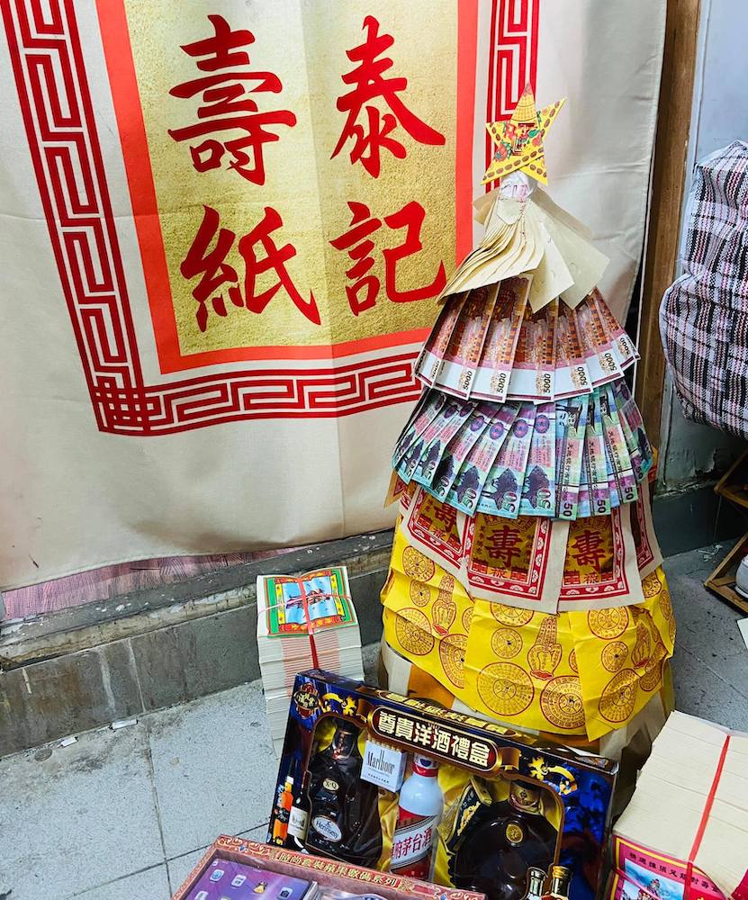下面放了幾盒紙紮禮品，其中一盒是「尊貴洋酒禮盒，但裡面竟是矛台。泰記壽紙網店FB
