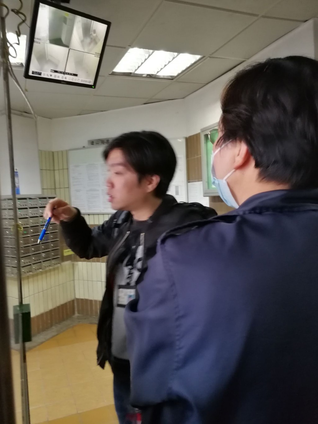 警員翻看大廈閉路電視蒐證。 梁國峰攝