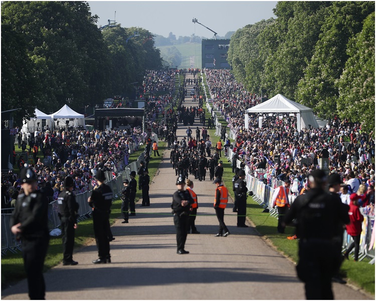 時間越近,溫莎堡外的民眾就越來越多。AP