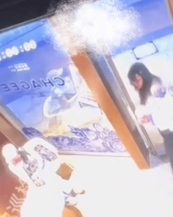 轉身走向坐在近門的女子。 轉身走向坐在近門的女子。
