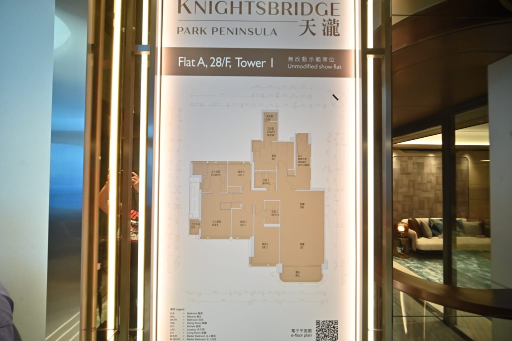 天瀧示範單位以1座28樓A室為藍本打造，面積1428方呎，屬4房連獨立廚房間隔，單位有獨立電梯大堂。