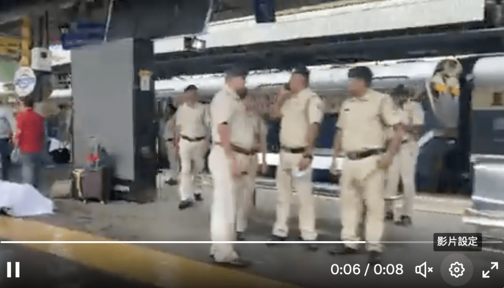 当地电视画面所见，多具用白布盖着的尸体被移至月台上，旁边有警员把守。
