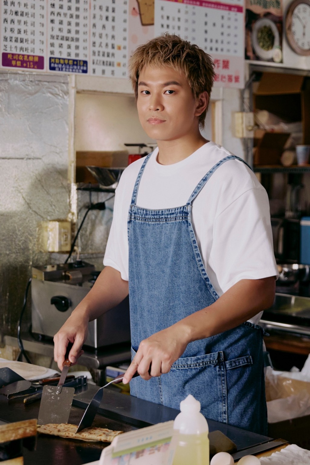 蕭景鴻在《三塊錢》MV中化身「早餐店」老闆。