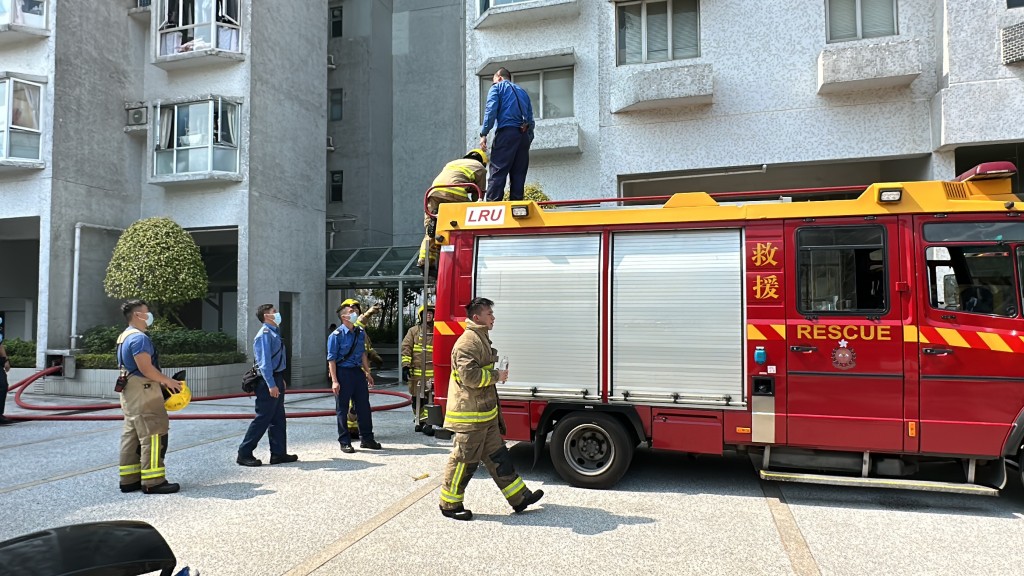 大批消防出動救火。劉漢權攝