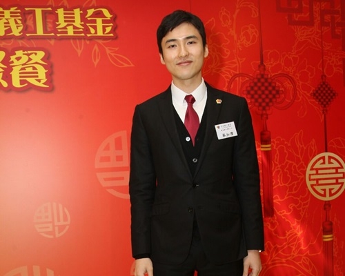 Karson身體力行，有跟妻女去做義工探訪。
