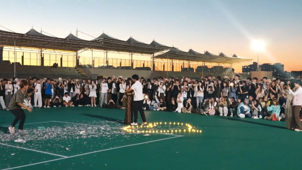 河北美術學院女生單膝跪地向男友求婚。 河北美術學院女生單膝跪地向男友求婚。