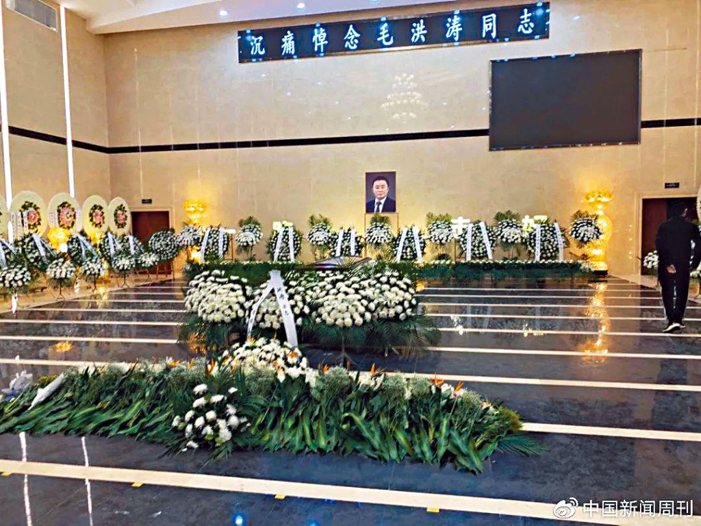 ■成都大学书记毛洪涛告别仪式，大批师生送别。