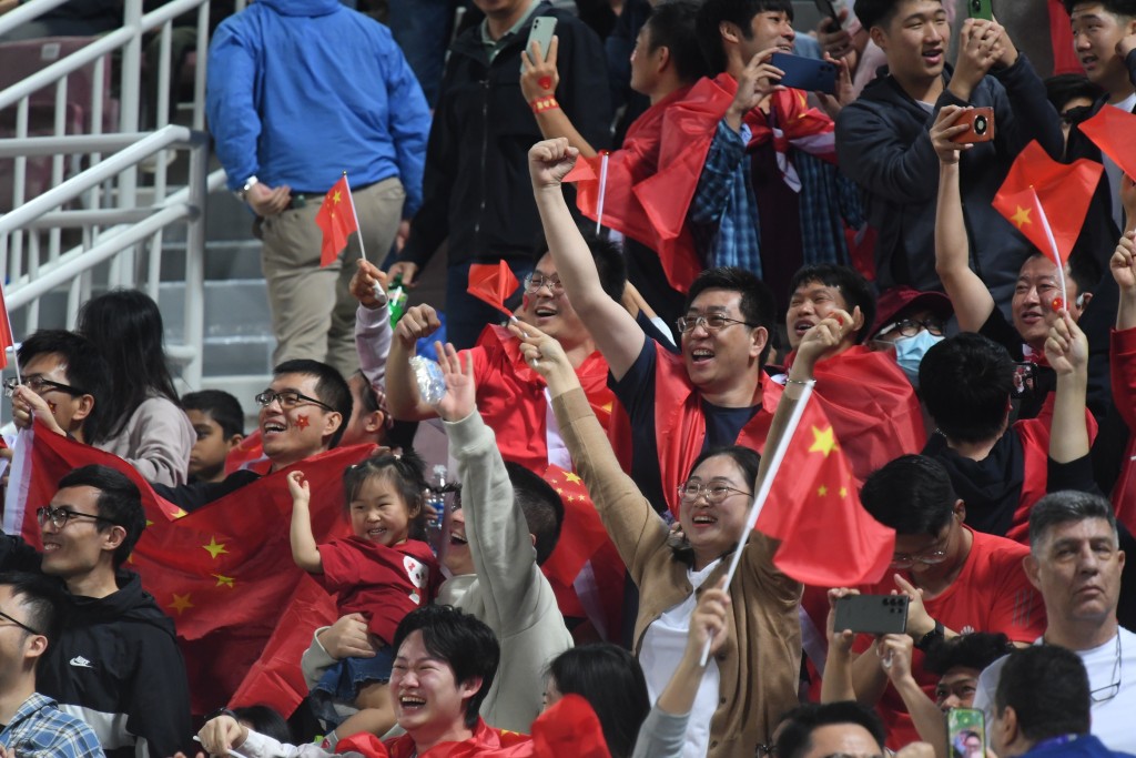 中国球迷一度庆祝入球。 吴家祺摄