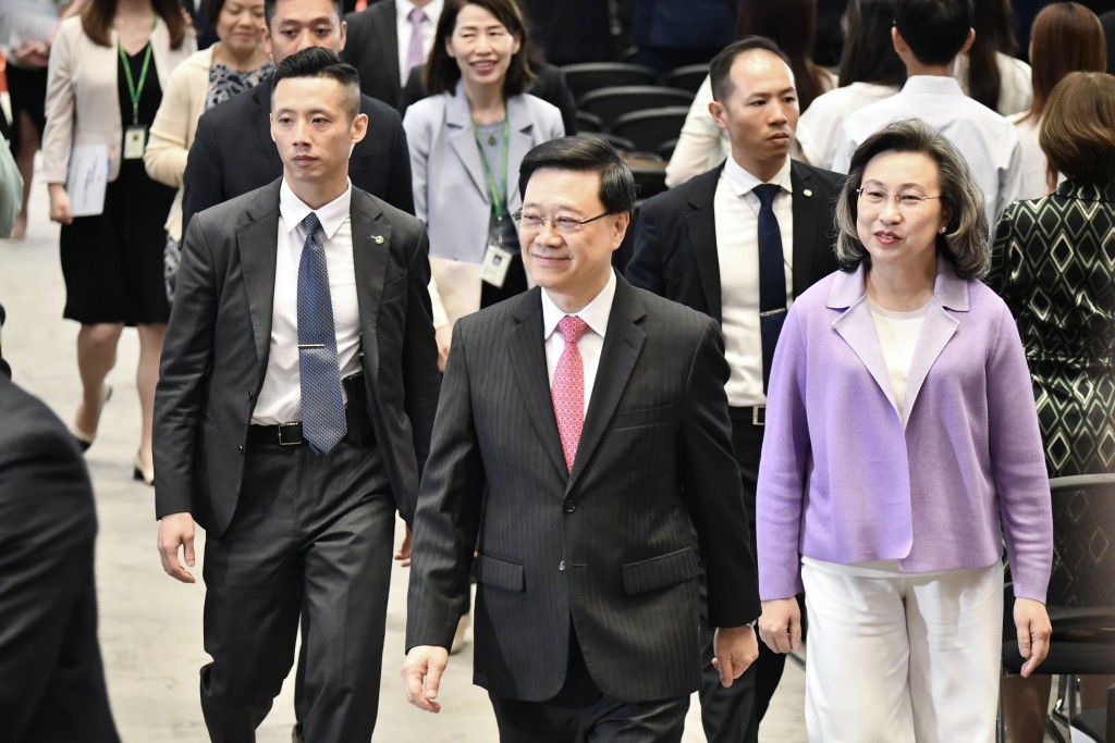 行政長官李家超(前排中)出席「行政長官表揚榜」。 行政長官李家超(前排中)出席「行政長官表揚榜」。